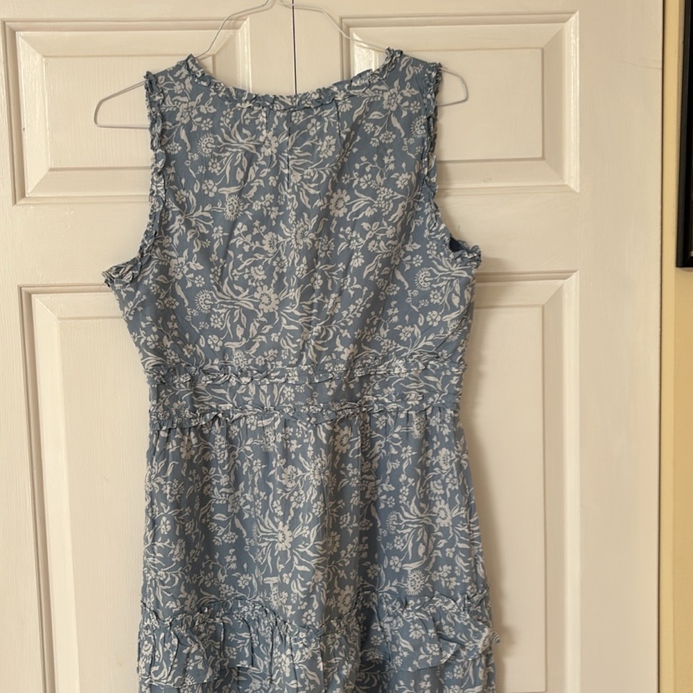 Breeze through the warm-weather season with this so pretty mid/maxi dress